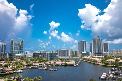 Condo in Hallandale Beach, Florida, 1 bedroom  № 1995908