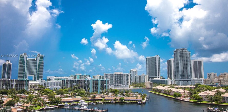 Condo in Hallandale Beach, Florida, 1 bedroom № 1995908