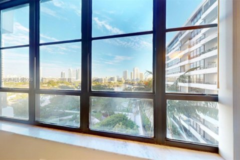 Condo in Hallandale Beach, Florida, 1 bedroom № 1995908 - photo 14