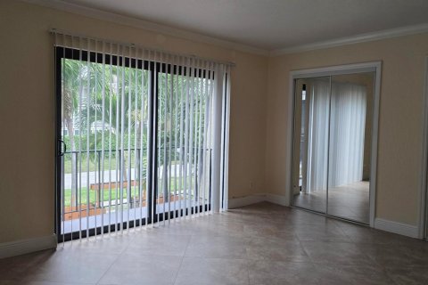 Townhouse in Palm Springs, Florida 2 bedrooms, 114.46 sq.m. № 2273523 - photo 8