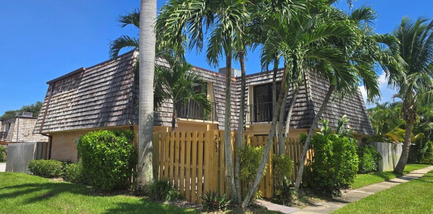 Townhouse in Palm Springs, Florida 2 bedrooms, 114.46 sq.m. № 2273523