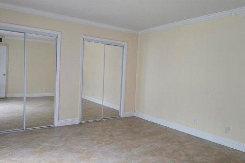Townhouse in Palm Springs, Florida 2 bedrooms, 114.46 sq.m. № 2273523 - photo 11
