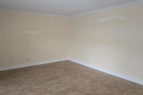 Townhouse in Palm Springs, Florida 2 bedrooms, 114.46 sq.m. № 2273523 - photo 12