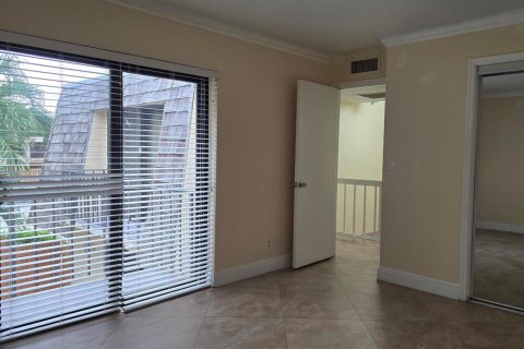 Townhouse in Palm Springs, Florida 2 bedrooms, 114.46 sq.m. № 2273523 - photo 13