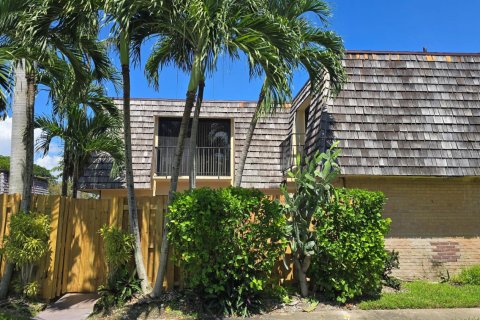 Townhouse in Palm Springs, Florida 2 bedrooms, 114.46 sq.m. № 2273523 - photo 2