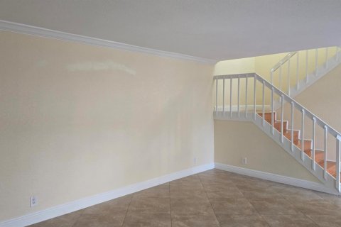 Townhouse in Palm Springs, Florida 2 bedrooms, 114.46 sq.m. № 2273523 - photo 7