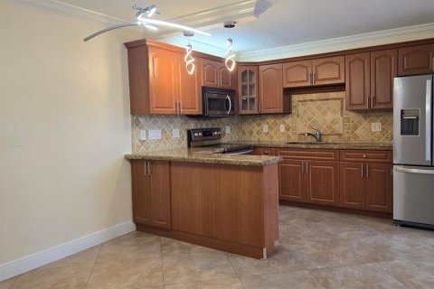 Townhouse in Palm Springs, Florida 2 bedrooms, 114.46 sq.m. № 2273523 - photo 6
