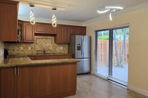 Townhouse in Palm Springs, Florida 2 bedrooms, 114.46 sq.m. № 2273523 - photo 5