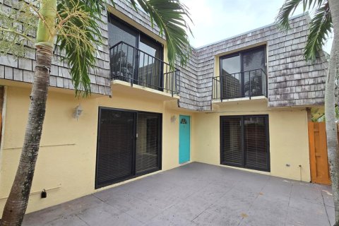 Townhouse in Palm Springs, Florida 2 bedrooms, 114.46 sq.m. № 2273523 - photo 4