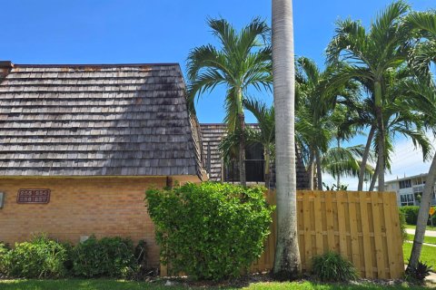 Townhouse in Palm Springs, Florida 2 bedrooms, 114.46 sq.m. № 2273523 - photo 3