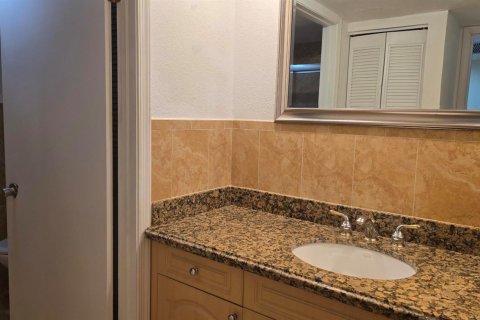 Townhouse in Palm Springs, Florida 2 bedrooms, 114.46 sq.m. № 2273523 - photo 9