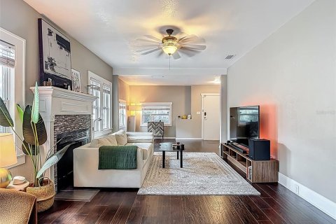 House in Tampa, Florida 3 bedrooms, 130.25 sq.m. № 1725567 - photo 8