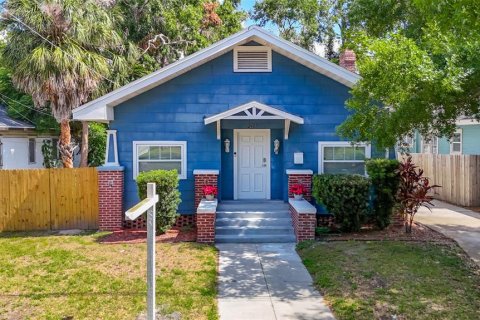 House in Tampa, Florida 3 bedrooms, 130.25 sq.m. № 1725567 - photo 1