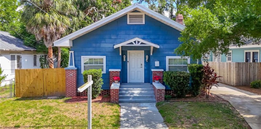 House in Tampa, Florida 3 bedrooms, 130.25 sq.m. № 1725567
