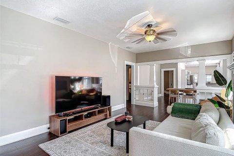 House in Tampa, Florida 3 bedrooms, 130.25 sq.m. № 1725567 - photo 6