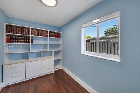 Casa en venta en Miami, Florida, 4 dormitorios, 164.9 m2 № 1969223 - foto 23