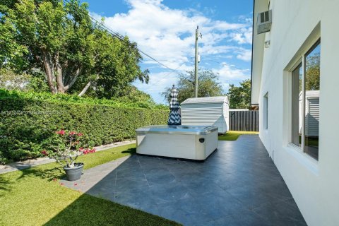 Casa en venta en Miami, Florida, 4 dormitorios, 164.9 m2 № 1969223 - foto 28
