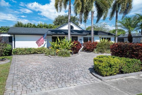 Casa en venta en Miami, Florida, 4 dormitorios, 164.9 m2 № 1969223 - foto 2