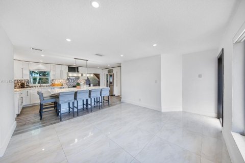 Casa en venta en Miami, Florida, 4 dormitorios, 164.9 m2 № 1969223 - foto 4