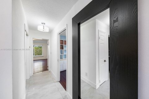 Casa en venta en Miami, Florida, 4 dormitorios, 164.9 m2 № 1969223 - foto 13