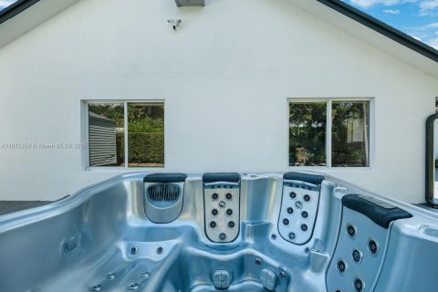 Casa en venta en Miami, Florida, 4 dormitorios, 164.9 m2 № 1969223 - foto 29