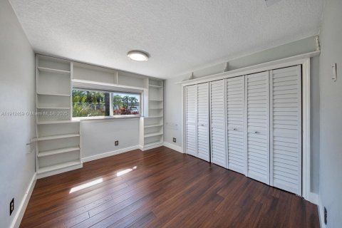 Casa en venta en Miami, Florida, 4 dormitorios, 164.9 m2 № 1969223 - foto 18