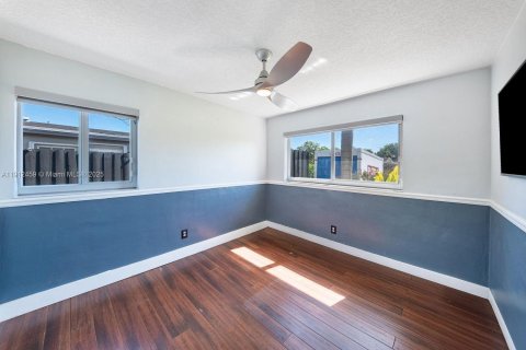 Casa en venta en Miami, Florida, 4 dormitorios, 164.9 m2 № 1969223 - foto 19
