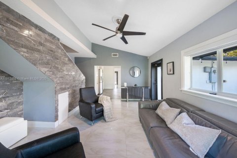 Casa en venta en Miami, Florida, 4 dormitorios, 164.9 m2 № 1969223 - foto 12