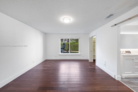 Casa en venta en Miami, Florida, 4 dormitorios, 164.9 m2 № 1969223 - foto 15