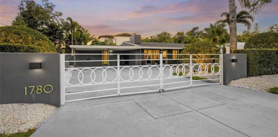 House in Sarasota, Florida 3 bedrooms, 148.18 sq.m. № 2148456