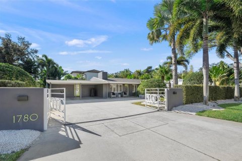 House in Sarasota, Florida 3 bedrooms, 148.18 sq.m. № 2148456 - photo 6