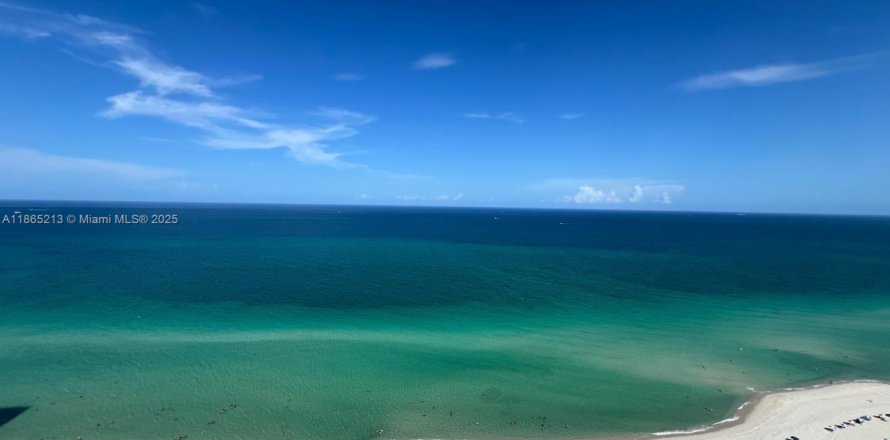 Condominio en Miami Beach, Florida, 2 dormitorios № 1927442