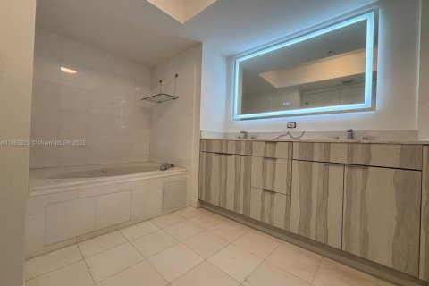 Condominio en alquiler en Miami Beach, Florida, 2 dormitorios, 130.06 m2 № 1927442 - foto 17