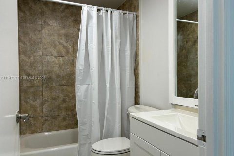 Купить кондоминиум в Норт-Бей-Виллидж, Флорида 1 спальня, 76.64м2, № 2003504 - фото 8