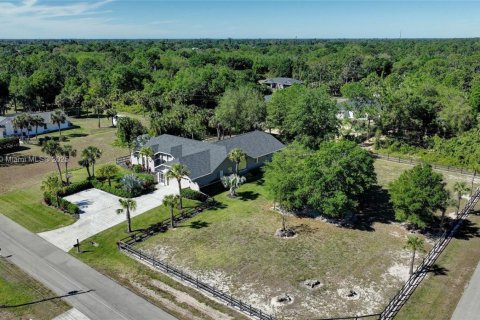 House in Lehigh Acres, Florida 4 bedrooms № 1772483 - photo 4