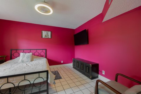 Condo in Lake Worth, Florida, 2 bedrooms № 2181925 - photo 4