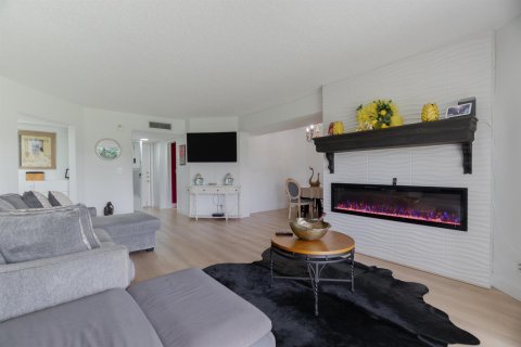 Condo in Lake Worth, Florida, 2 bedrooms № 2181925 - photo 10