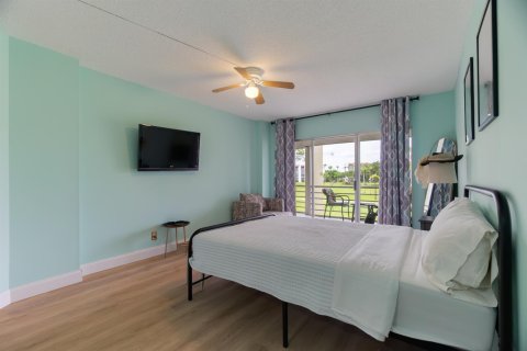 Condo in Lake Worth, Florida, 2 bedrooms № 2181925 - photo 13