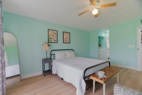 Condo in Lake Worth, Florida, 2 bedrooms № 2181925 - photo 14