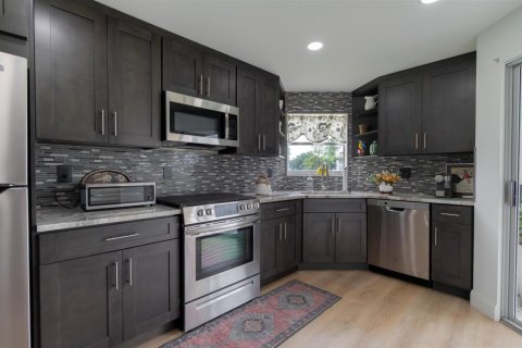 Condo in Lake Worth, Florida, 2 bedrooms № 2181925 - photo 20
