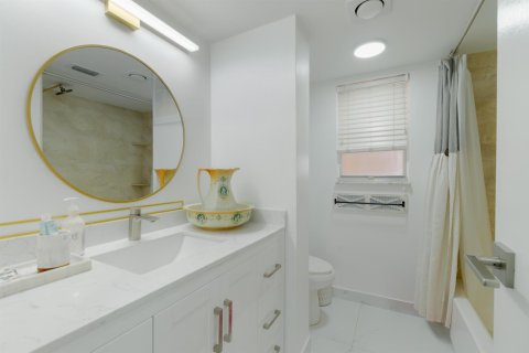 Condo in Lake Worth, Florida, 2 bedrooms № 2181925 - photo 16
