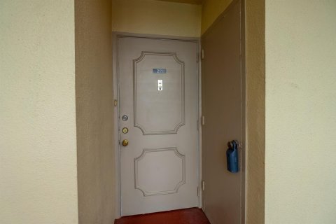 Condo in Lake Worth, Florida, 2 bedrooms № 2181925 - photo 2