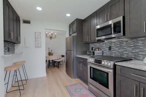Condo in Lake Worth, Florida, 2 bedrooms № 2181925 - photo 21