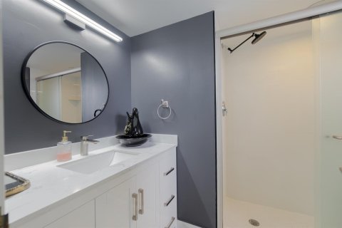 Condo in Lake Worth, Florida, 2 bedrooms № 2181925 - photo 6