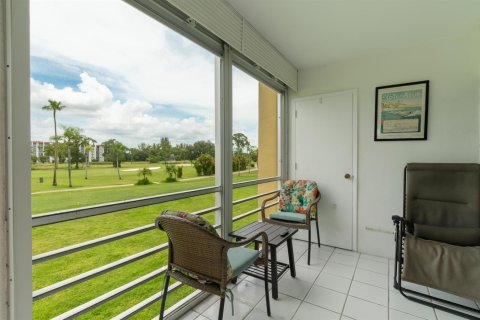 Condo in Lake Worth, Florida, 2 bedrooms № 2181925 - photo 24