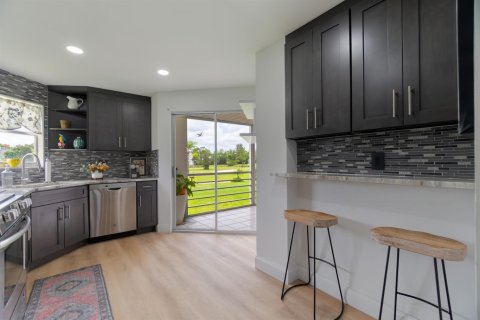 Condo in Lake Worth, Florida, 2 bedrooms № 2181925 - photo 19