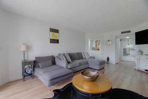 Condo in Lake Worth, Florida, 2 bedrooms № 2181925 - photo 11