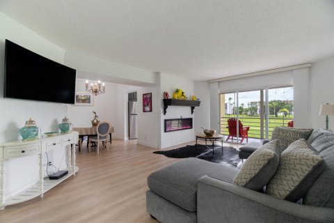 Condo in Lake Worth, Florida, 2 bedrooms № 2181925 - photo 9