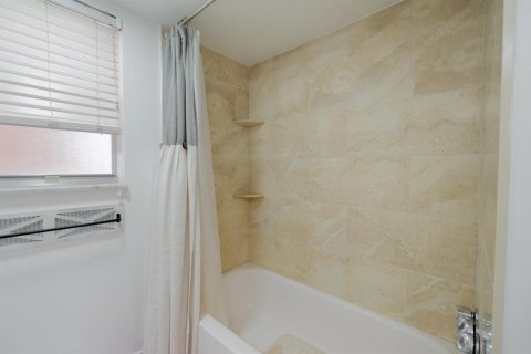 Condo in Lake Worth, Florida, 2 bedrooms № 2181925 - photo 17