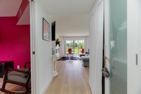 Condo in Lake Worth, Florida, 2 bedrooms № 2181925 - photo 3